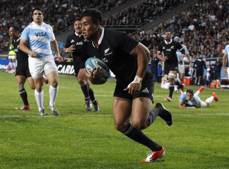 © Reuters. New Zealand All Blacks' Julian Savea runs in his way to score a try against Argentina during their Rugby Championship in La Plata