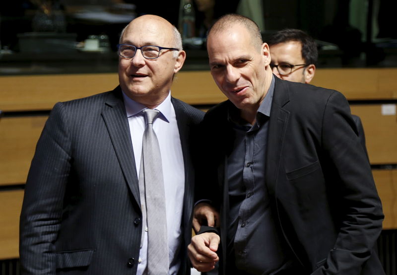 © Reuters. El ministro de Finanzas francés dice que debe evitarse la salida de Grecia de la zona euro