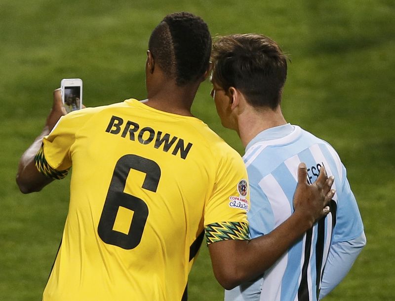 © Reuters. Messi, sorprendido por un "selfie" con el jamaicano Brown tras partido por la Copa América