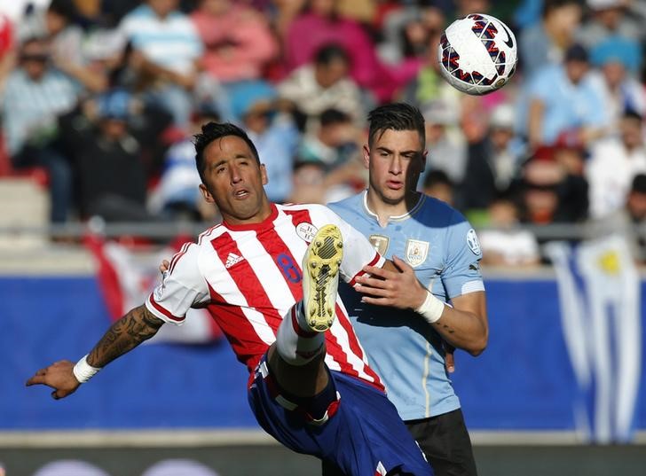 © Reuters. Uruguay empata 1-1 con Paraguay y se clasifica a cuartos en Copa, donde se medirá con Chile