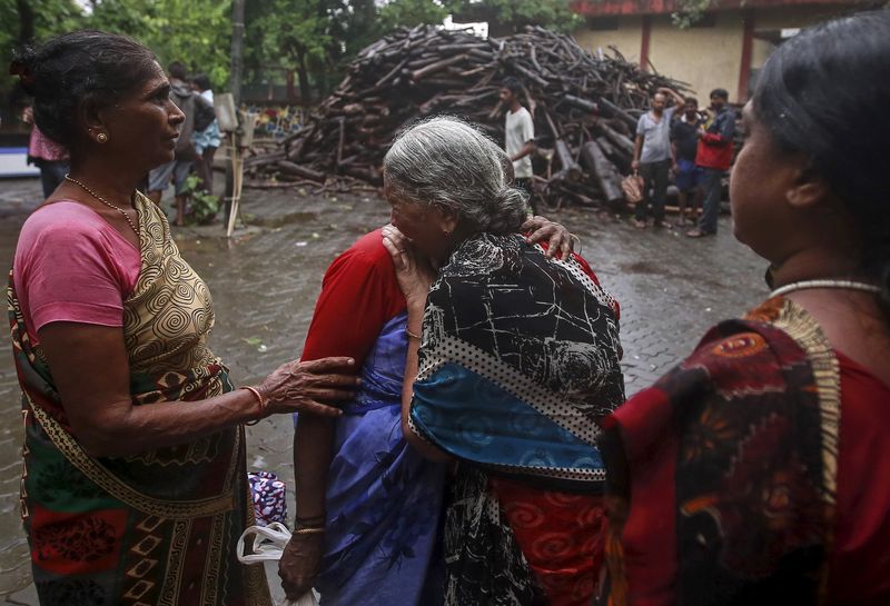 © Reuters. Un licor de fabricación clandestina mata al menos a 94 personas en India 