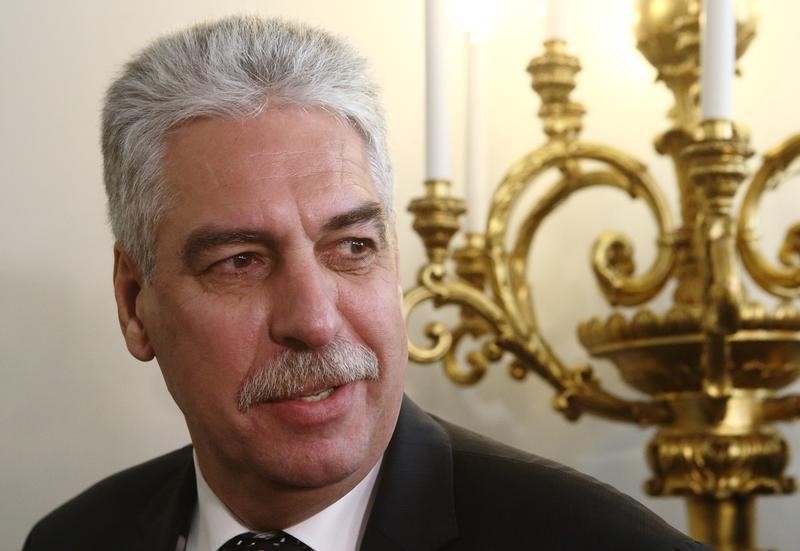 © Reuters. Austrian Finance Minister Schelling talks to journalists as he arrives for a cabinet meeting in Vienna