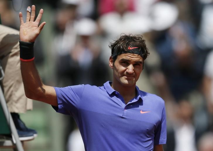 © Reuters. Roger Federer of Switzerland celebrates after defeating Gael Monfils of France during their men's singles match during the French Open tennis tournament at the Roland Garros stadium in Paris