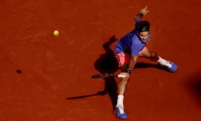 © Reuters. Federer consigue su octavo Abierto de Halle tras la victoria ante Seppi
