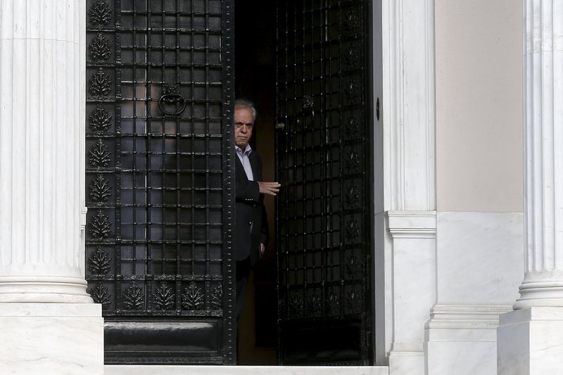 © Reuters. Greek Deputy PM Dragasakis  leaves following a government council at the PM's Tsipras office in Maximos mansion in Athens 