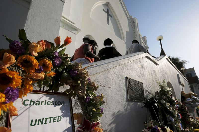 © Reuters. Charleston llora e inicia su recuperación tras la masacre en una iglesia afroamericana