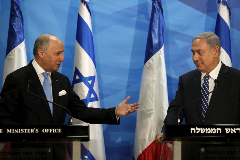 © Reuters. El ministro de Relaciones Exteriores de Francia, Laurent Fabius, conversa con el primer ministro de Israel,  Benjamin Netanyahu, durante una visita a Jerusalén