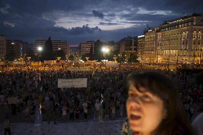 © Reuters. Una mujer grita consignas durante una manifestación pro Gobierno y anti austeridad frente al edificio del Parlamento en Atenas