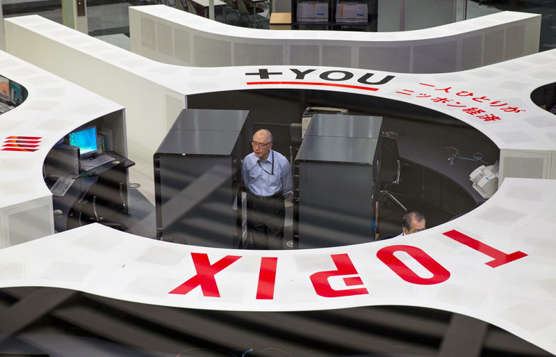 © Reuters. Employee looks at monitors at TSE in Tokyo