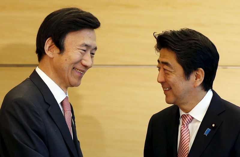 © Reuters. South Korea's Foreign Minister Yun Byung-se talks with Japan's Prime Minister Shinzo Abe at the start of their talks at Abe's official residence in Tokyo