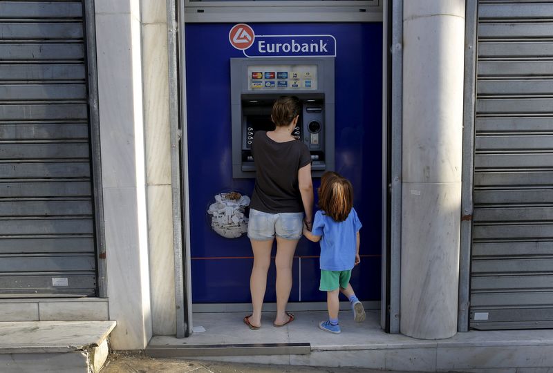 © Reuters. LA BANQUE DE GRÈCE MET EN GARDE LES BANQUES SUR UN MARDI DIFFICILE