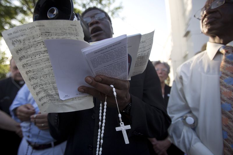 © Reuters. En pleno luto, Charleston sigue angustiada por masacre en iglesia