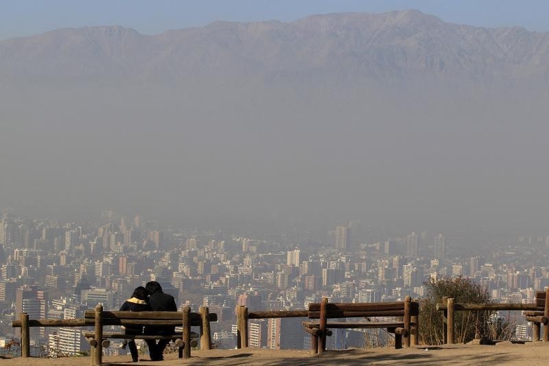 © Reuters. Chile adopta medidas de emergencia por contaminación atmosférica en Santiago