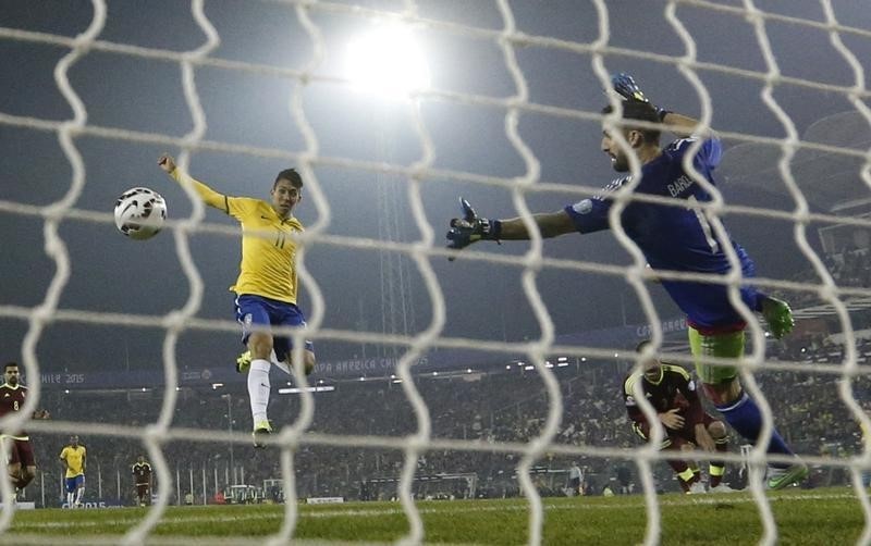 © Reuters. Brasil se enfrentará a Paraguay en cuartos tras vencer a Venezuela