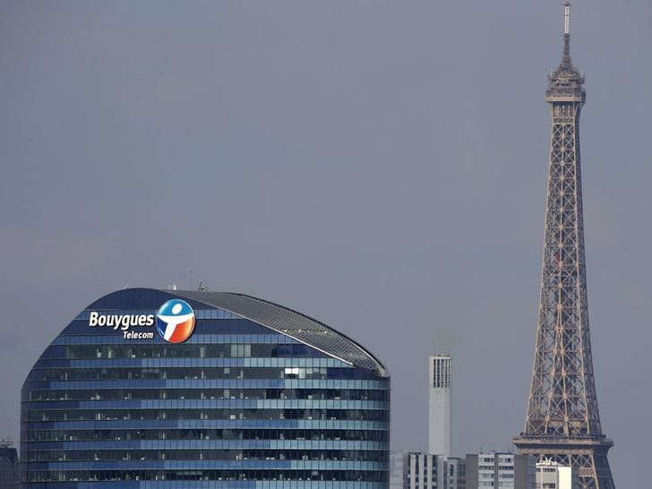 © Reuters. A Bouygues Telecom company logo is seen on the facade of the company's headquarters in Issy-Les-Moulineaux