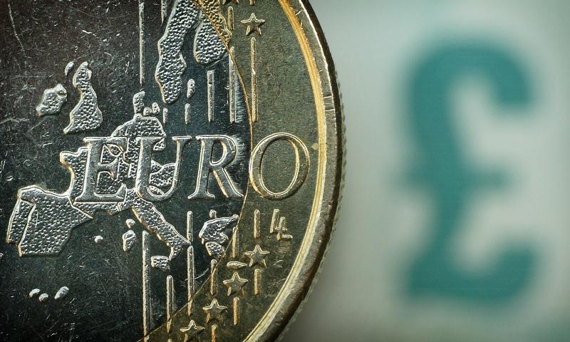 © Reuters. GENERIC IMAGE SHOWING ONE EURO COIN AND BRITISH POUND ENSIGNIA.