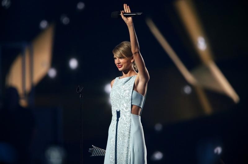 © Reuters. Taylor Swift accepts the Milestone Award at the 50th Annual Academy of Country Music Awards in Arlington