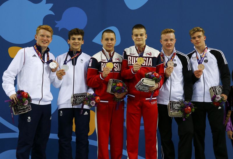 © Reuters. Heatly and Haslam of Britain, Molchanov and Nikolaevof Russia and Seidel and Herzog of Germany present their medals after the synchronised 3m Springboard finals at the 1st European Games in Baku