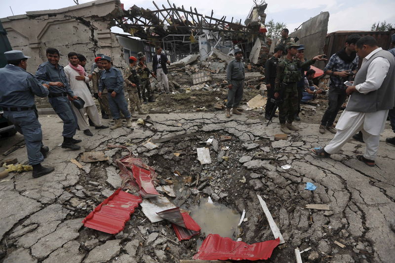 © Reuters. Members of Afghan security forces stand at the site of an attack near the Afghan parliament in Kabul, Afghanistan 