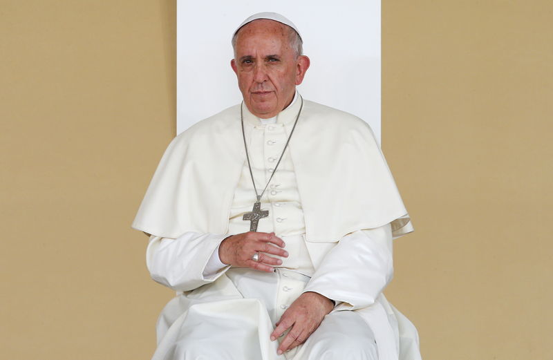 © Reuters. Pope Francis leads a meeting with young people during his two-day pastoral visit in Turin