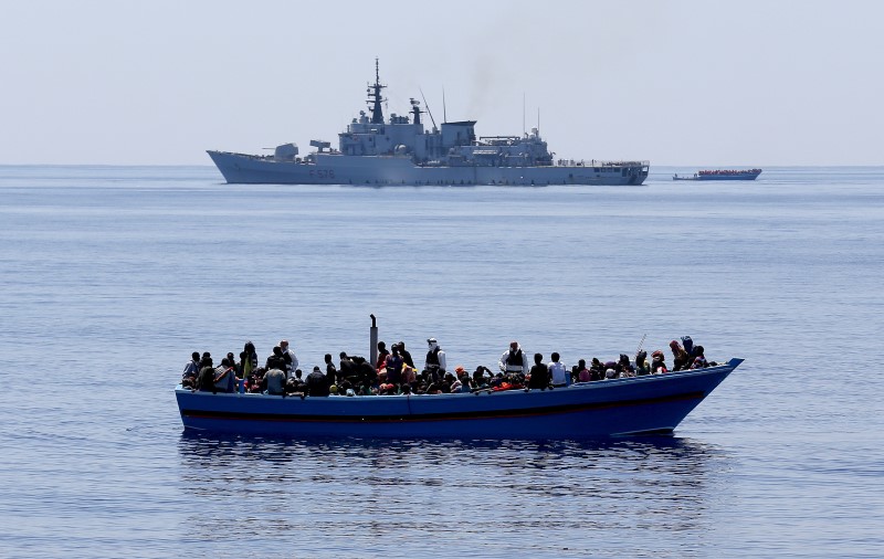 © Reuters. L'UE LANCE UNE MISSION NAVALE CONTRE LES RÉSEAUX DE PASSEURS EN MÉDITERRANÉE