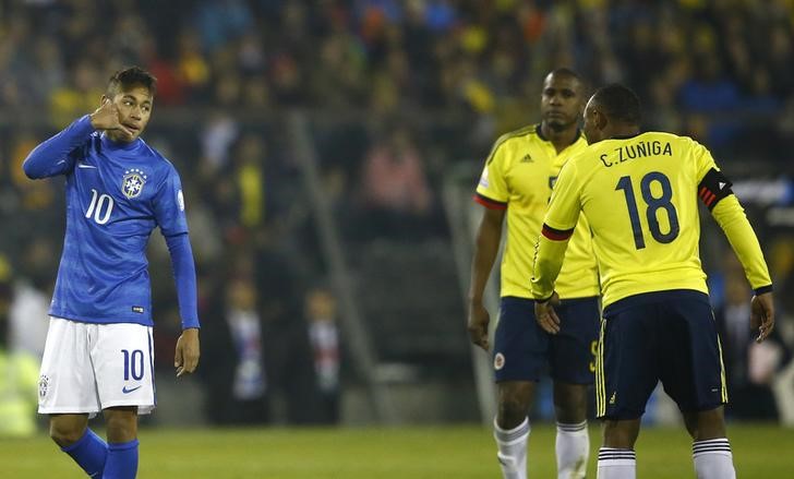 © Reuters. Neymar provocando adversário durante partida contra a Colômbia, em Santiago