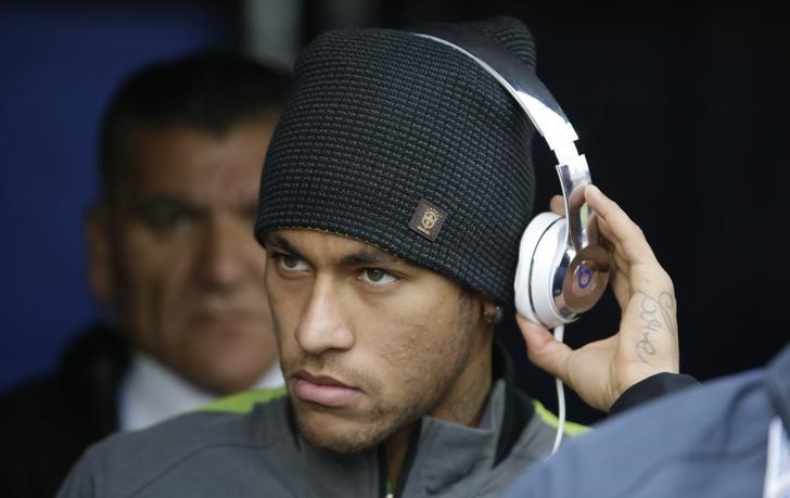 © Reuters. Brazil's Neymar, who is suspended for the rest of the tournament, arrives with his team for their first round Copa America 2015 soccer match against Venezuela at Estadio Monumental David Arellano in Santiago