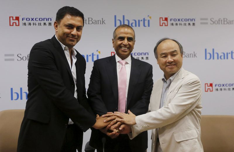 © Reuters. Son, founder and chief executive officer of Japan's SoftBank Corp., Arora, president of SoftBank Corp. and Mittal, chairman of Bharti Enterprises, shake hands before the start of a news conference in New Delhi