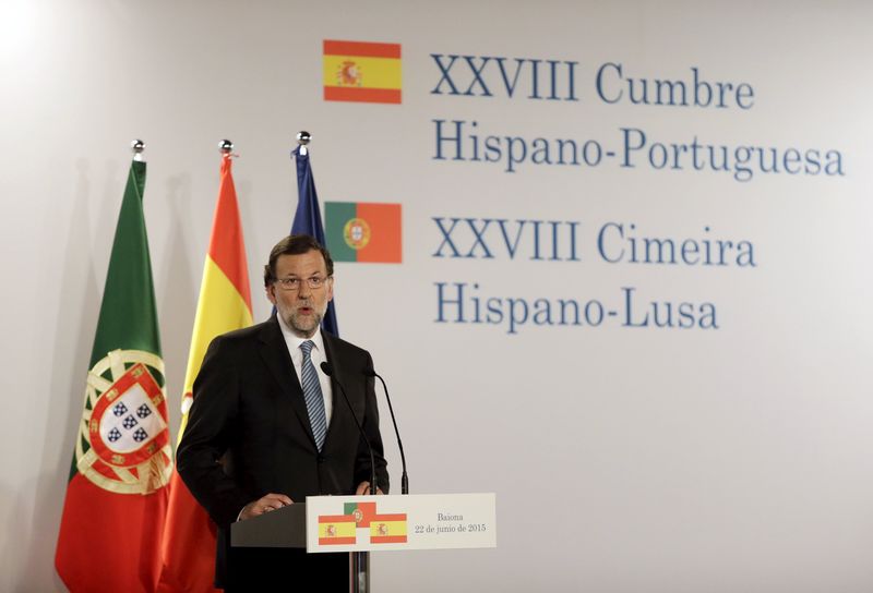 © Reuters. Spanish Prime Minister Rajoy attends a joint news conference during the XXVIII Spanish-Luso summit in Baiona, northern Spain