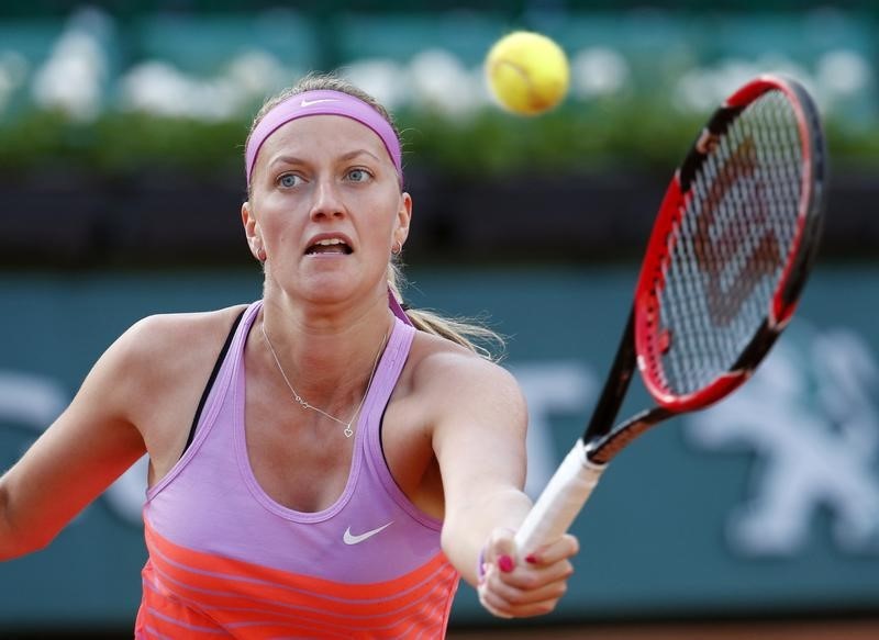 © Reuters. Petra Kvitova of the Czech Republic returns the ball to Timea Bacsinszky of Switzerland during their women's singles match during the French Open tennis tournament at the Roland Garros stadium in Paris