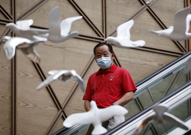 © Reuters. Homem usando máscara para se proteger da Mers, em Seul