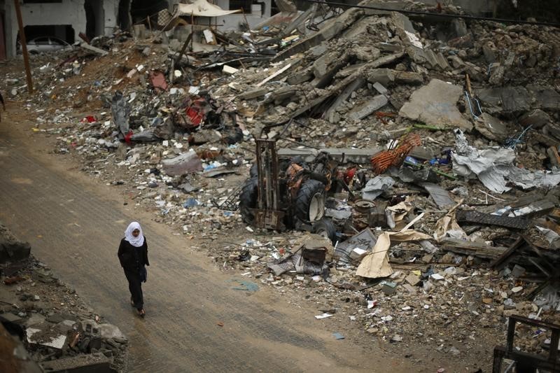 © Reuters. Una escolar palestina camina entre las ruinas de casas que fueron destruÃ­das por bombardeos israelÃ­es, segÃºn testigos, durante el conflicto mÃ¡s reciente entre Israel y Hamas, en Beit Hanoun