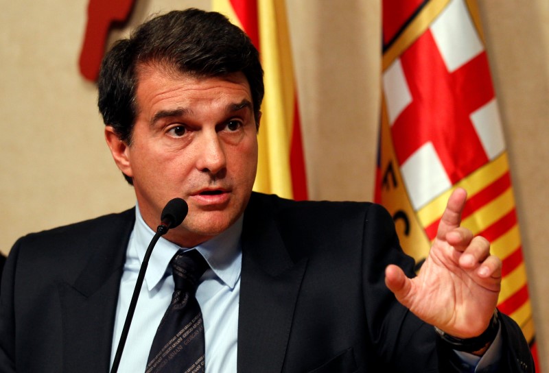 © Reuters. Laporta suma a Abidal a su candidatura por la presidencia del Barcelona