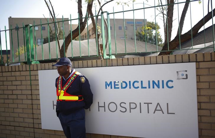 © Reuters. A policeman stands guard as security is stepped up outside a Pretoria hospital where former South African President Mandela is being treated