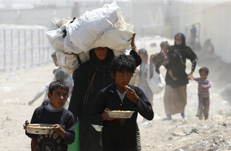 © Reuters. Refugiados sírios a caminho da Turquia pelo portão de Akcakale; milhares voltaram à Síria