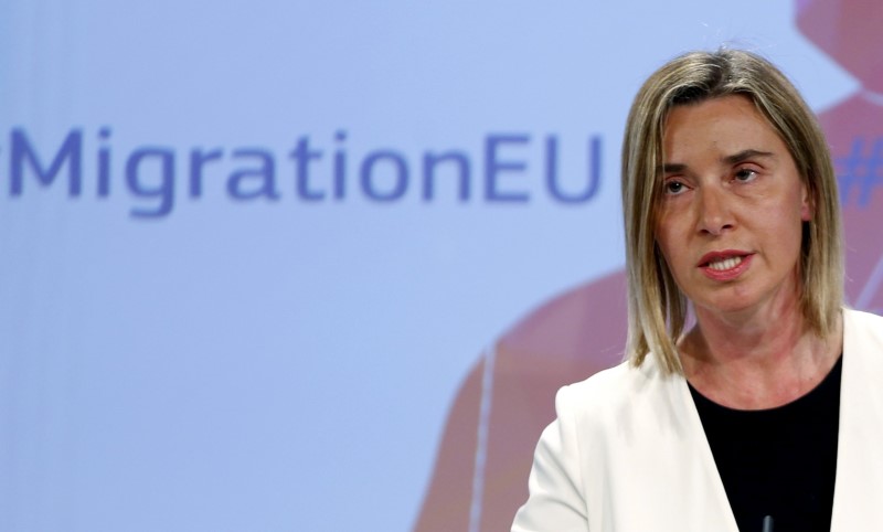 © Reuters. La Unión Europea usará drones y submarinos en operación contra traficantes de inmigrantes