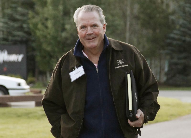 © Reuters. Jimmy Lee, vice chairman of JPMorgan Chase, arrives at the Sun Valley Inn in Sun Valley