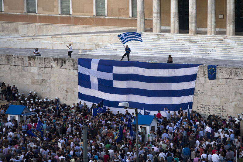 © Reuters. Manifestante exibe bandeira grega na entrada do Parlamento durante protesto