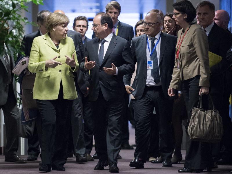 © Reuters. Chanceler alemã Angela Merkel conversa com presidente francês Hollande em Bruxelas