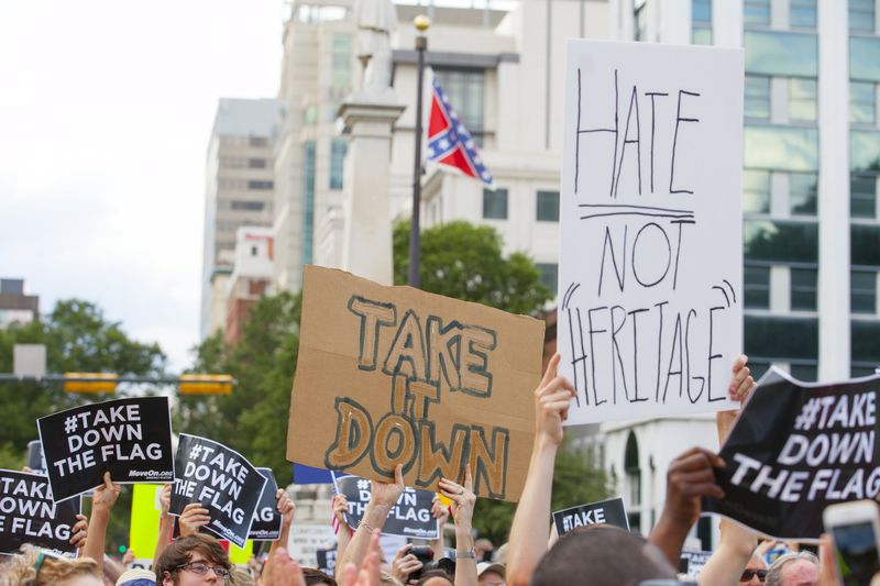 © Reuters. Manifestantes protestam e pedem remoção de bandeira da batalha dos conderados em Columbia, na Carolina do Sul