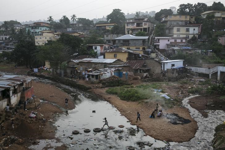 © Reuters. Favela em Freetown, Serra Leoa, em dezembro do ano passado