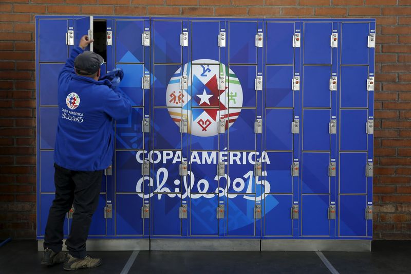 © Reuters. Homem guarda seus pertences em armário no centro de imprensa do estádio El Teniente, em Rancagua, no Chile, durante a Copa América