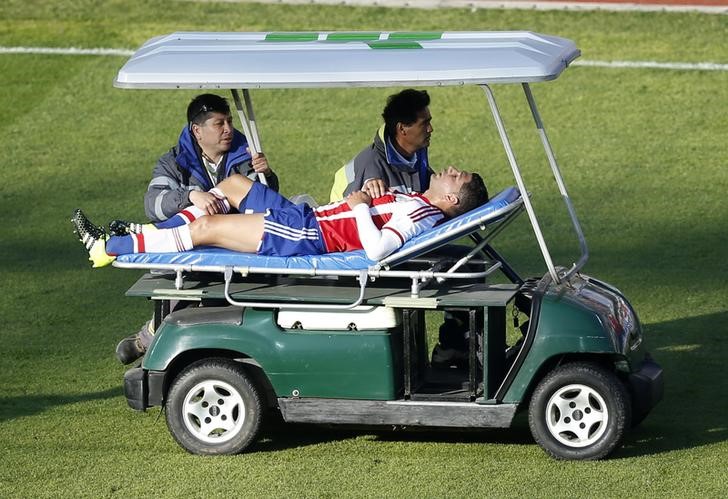 © Reuters. Nestor Ortigoza, da seleção do Paraguai, deixa o campo em uma maca durante partida de sua seleção contra o Uruguai pela Copa América, em La Serena, no Chile