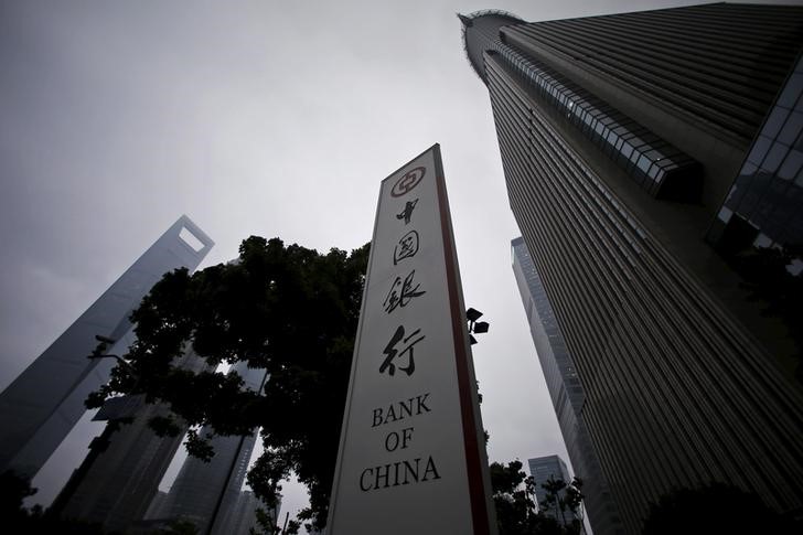 © Reuters. A logo of Bank of China is seen next to skyscrapers at the Pudong financial area in Shanghai
