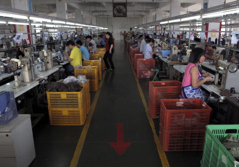 © Reuters. Employees work at a Shuangwei factory in Putian