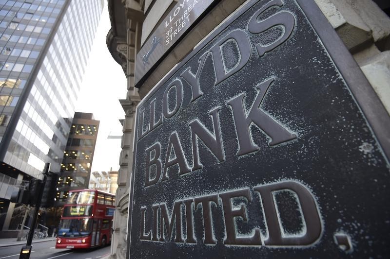 © Reuters. A branch of Lloyds Bank is seen in the City of London