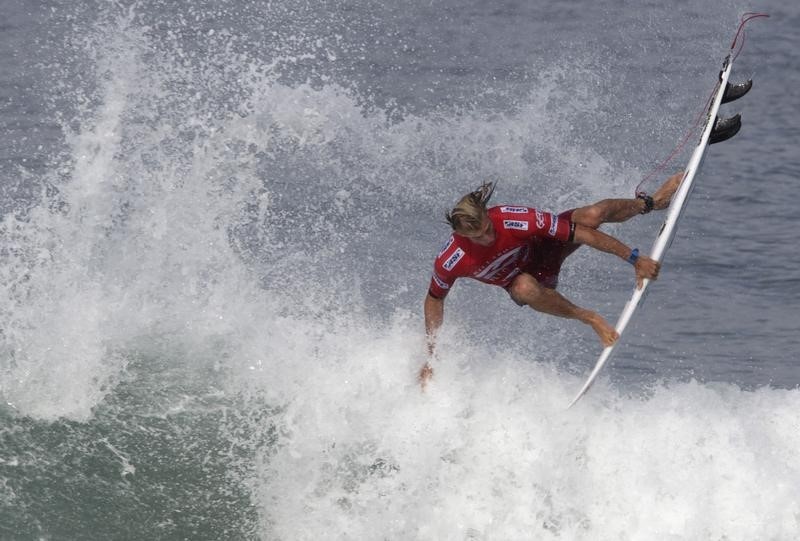 © Reuters. Wright of Australia surfs during the men's Association of Surfing Professionals (ASP) Billabong Rio Pro championship in Rio de Janeiro