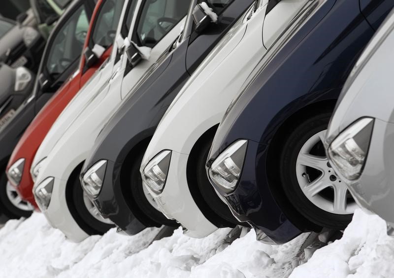 © Reuters. Cars for sale stand in a sales lot at a dealer in Vienna