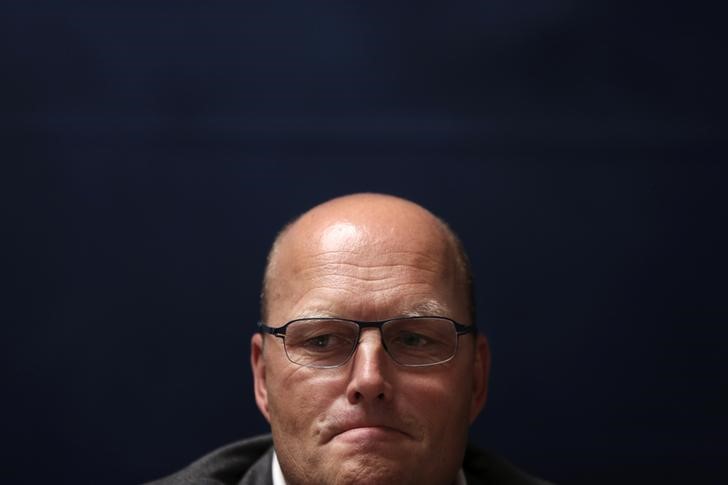 © Reuters. Saxo Bank cycling team director Riis looks on during a news conference in Madrid