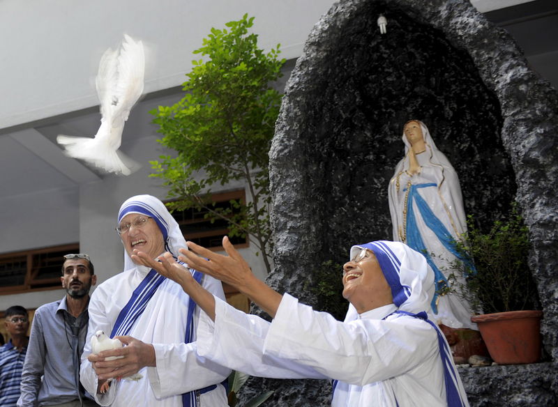 © Reuters. Sister Nirmala and Sister Prema release doves on the occasion of the 100th birth anniversary of Mother Teresa in Kolkata